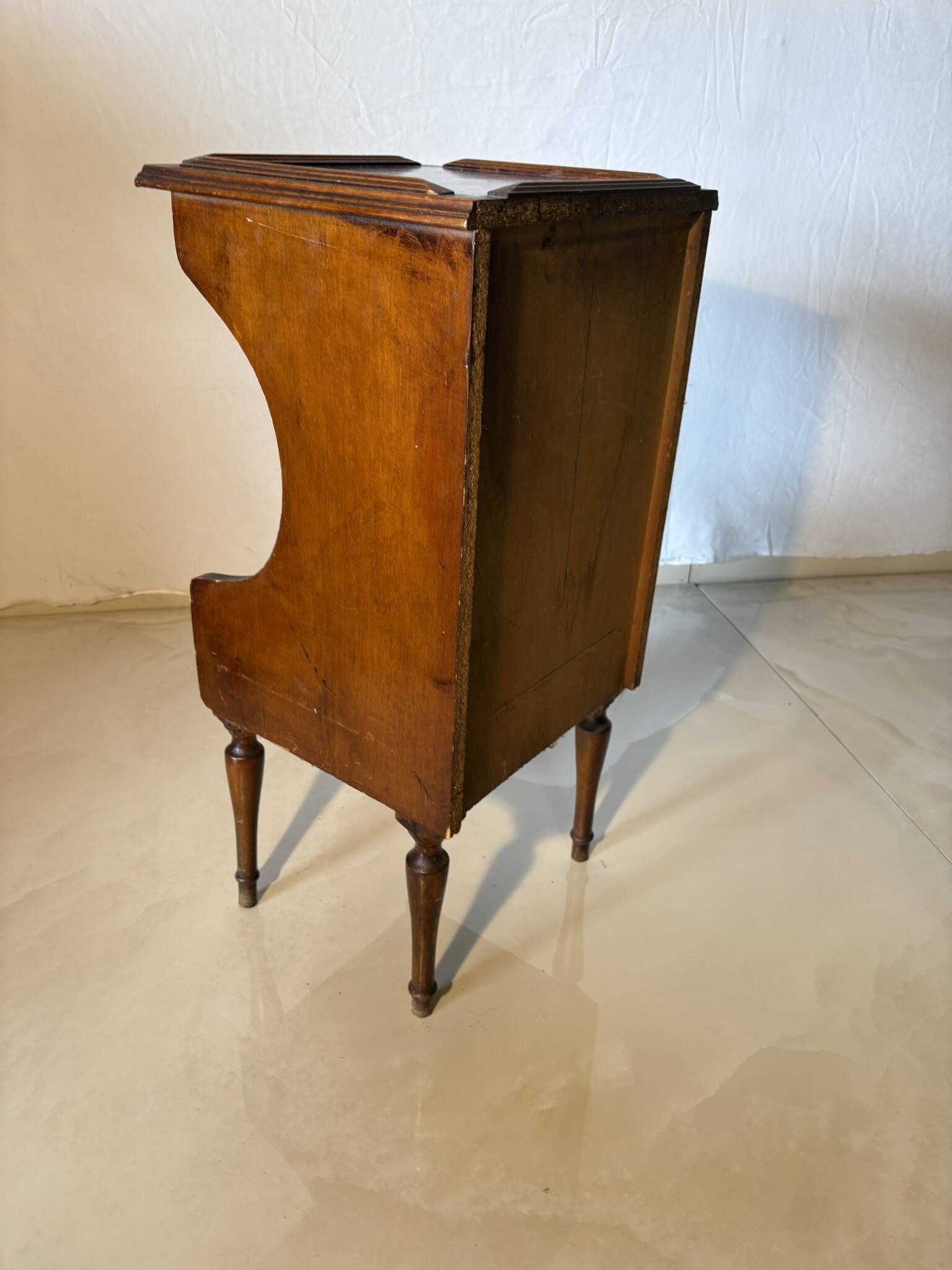 Vintage wooden magazine rack – curved lines and tapered legs