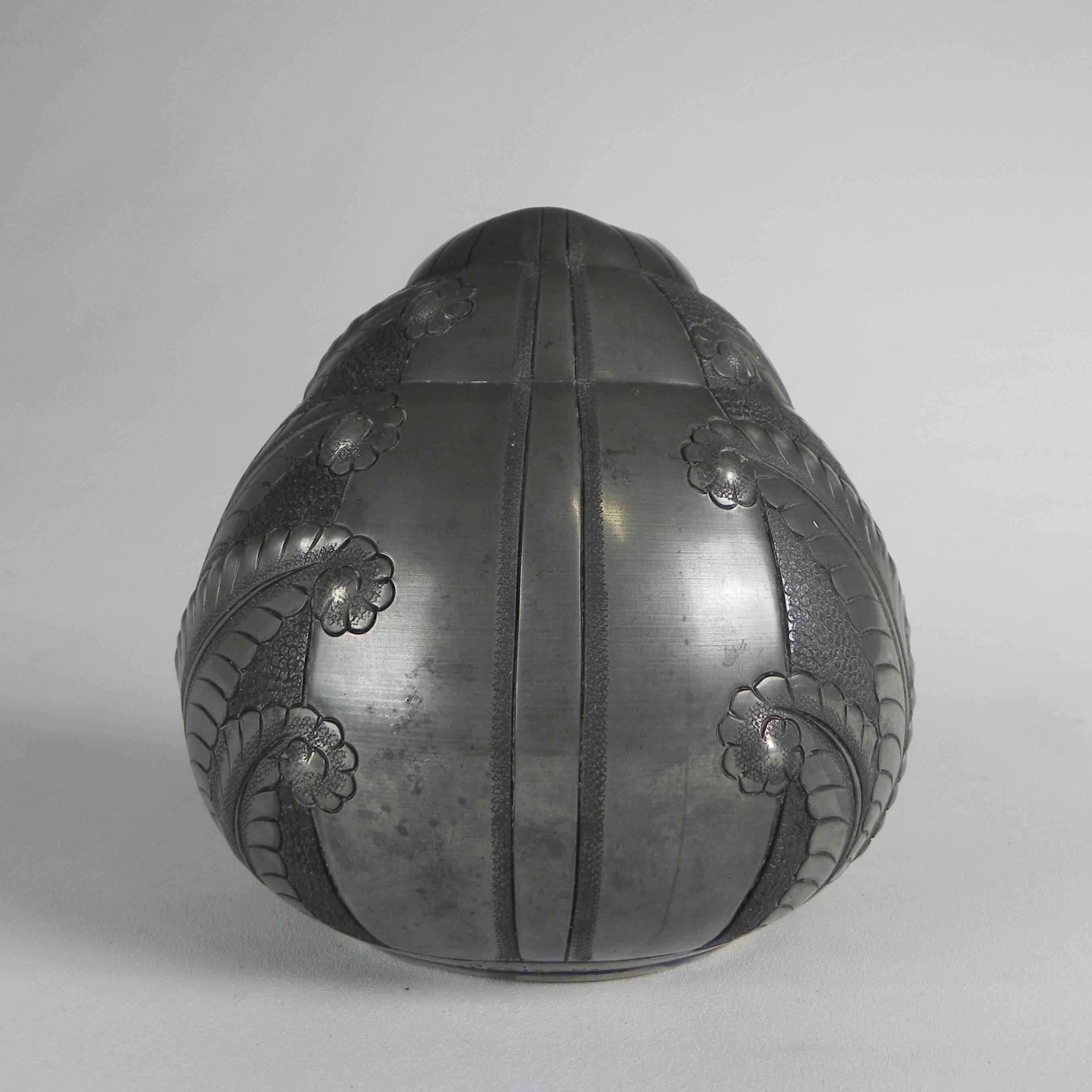 Art Nouveau pewter vase, signed PETIZON, early 20th century.