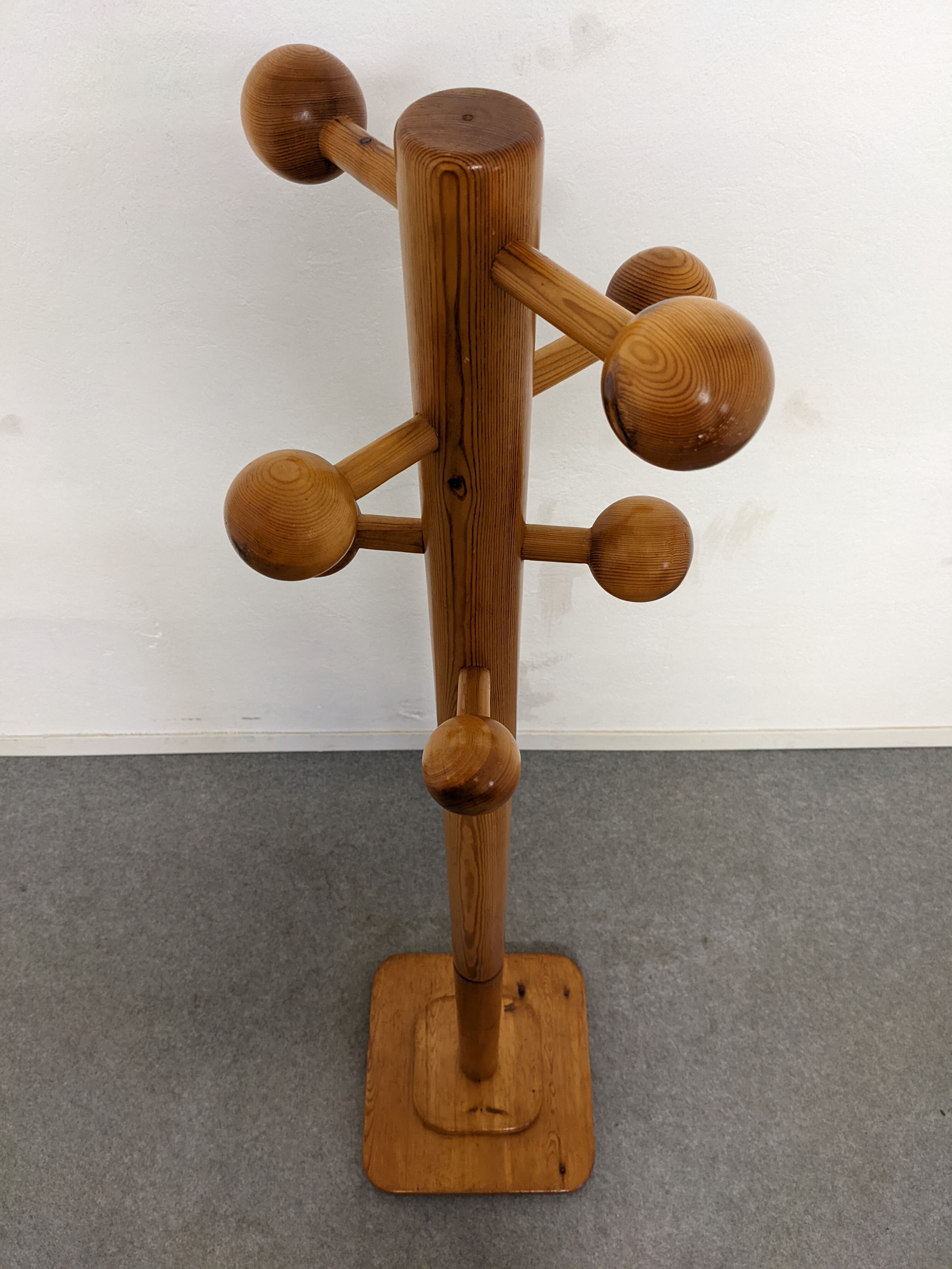 Pine parrot coat rack from the 70s