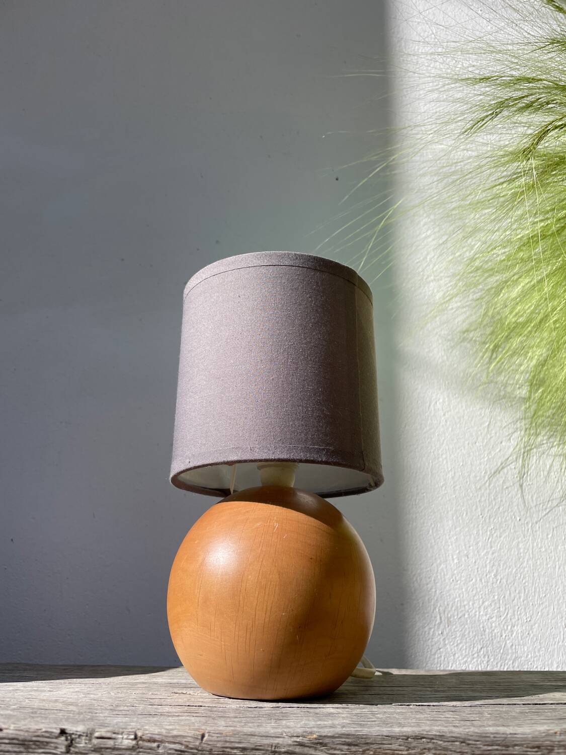 Lampe boule en bois tourné 1989o