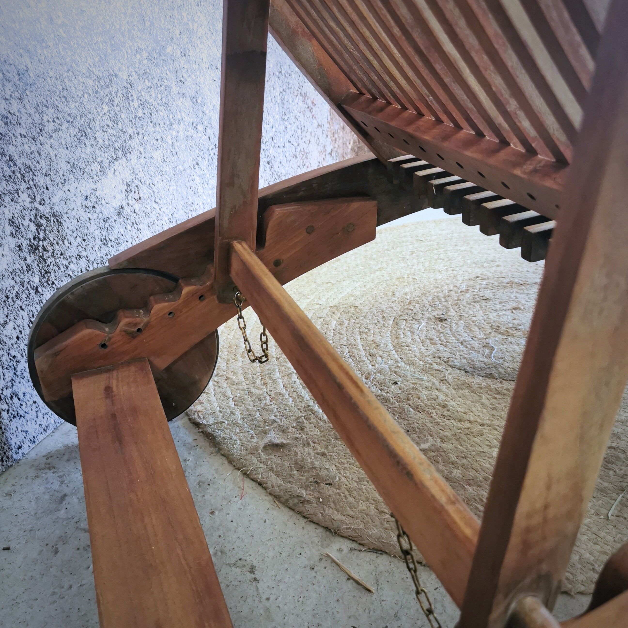 Solid teak lounge chair