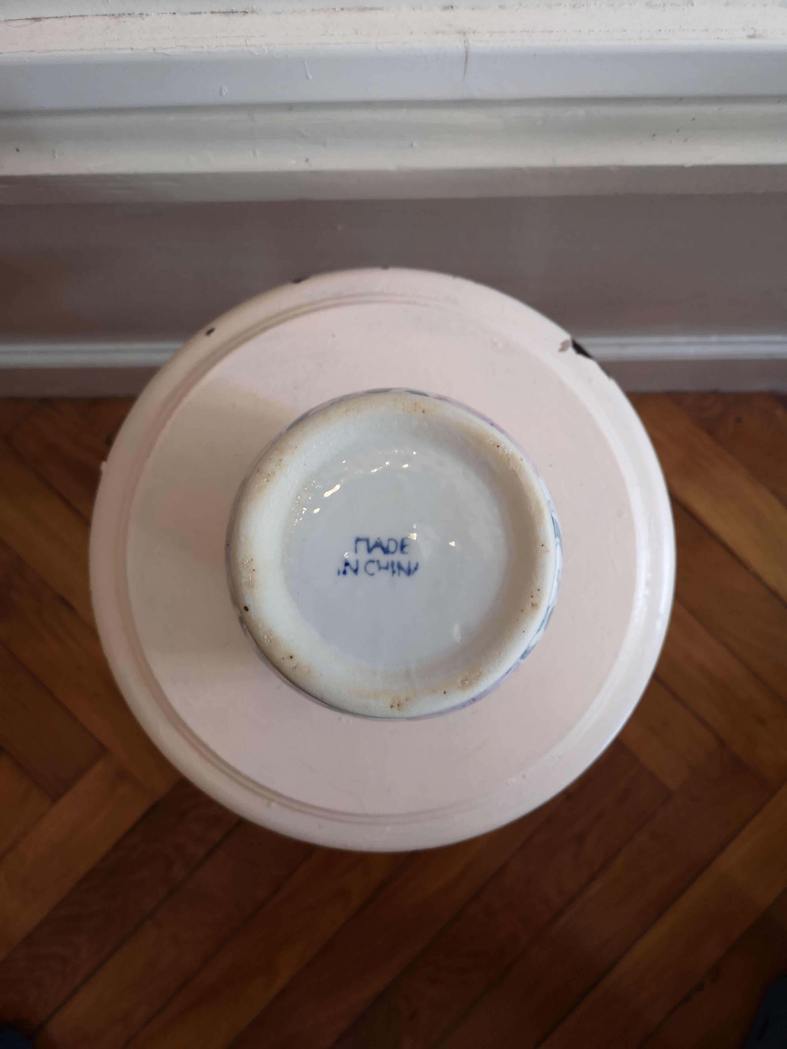 Small Chinese vase full of charm