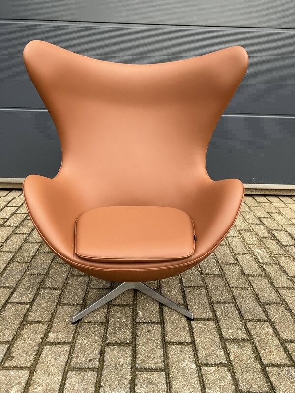 2x Fritz Hansen Egg chair by Arne Jacobsen in Cognac leather, état nouveau!