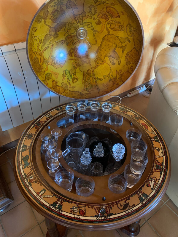 Globe bar vintage en bois – mini bar mappemonde