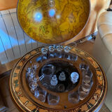 Globe bar vintage en bois – mini bar mappemonde