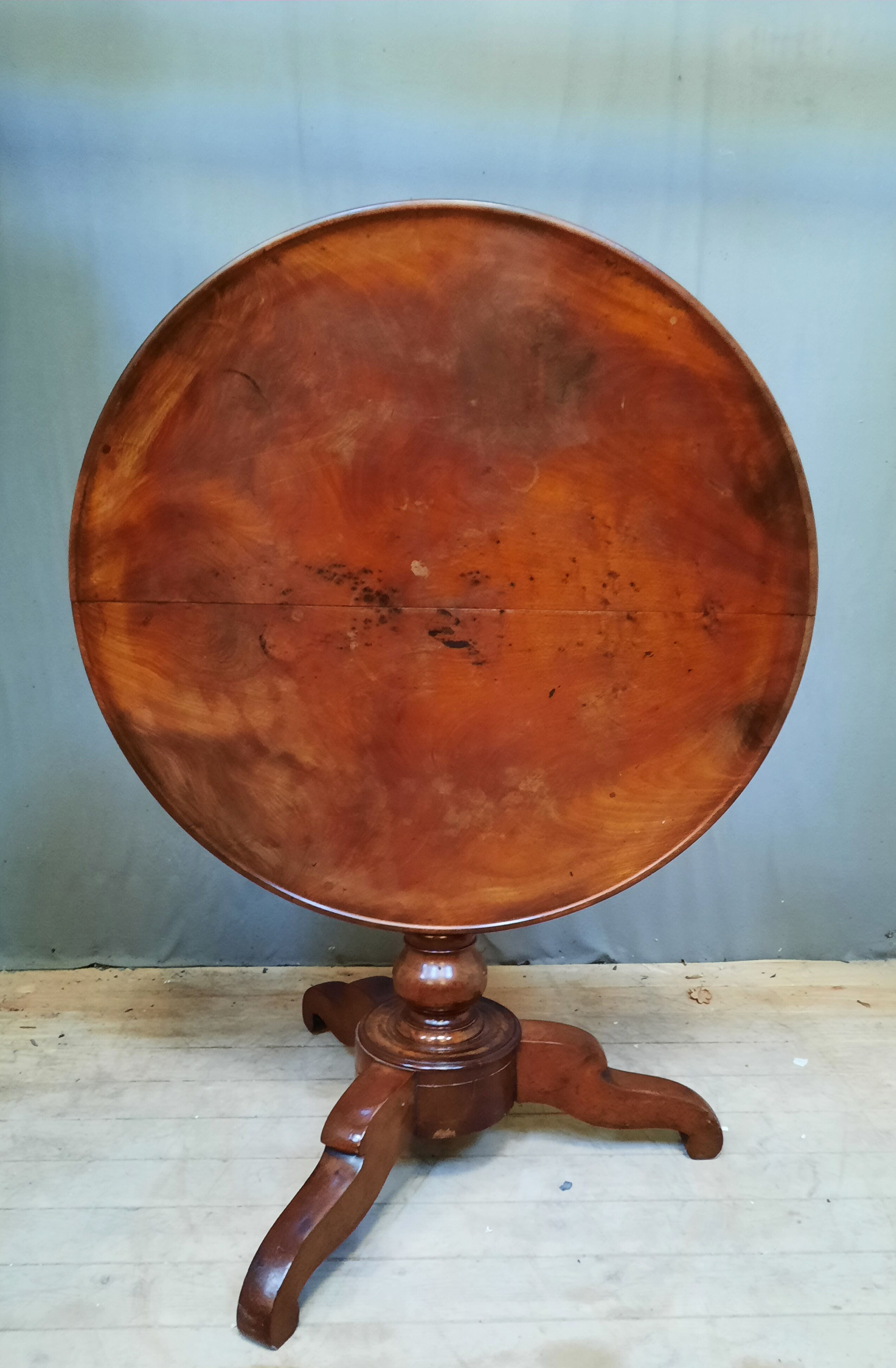 Gueridon Louis Philippe in mahogany with tilting top