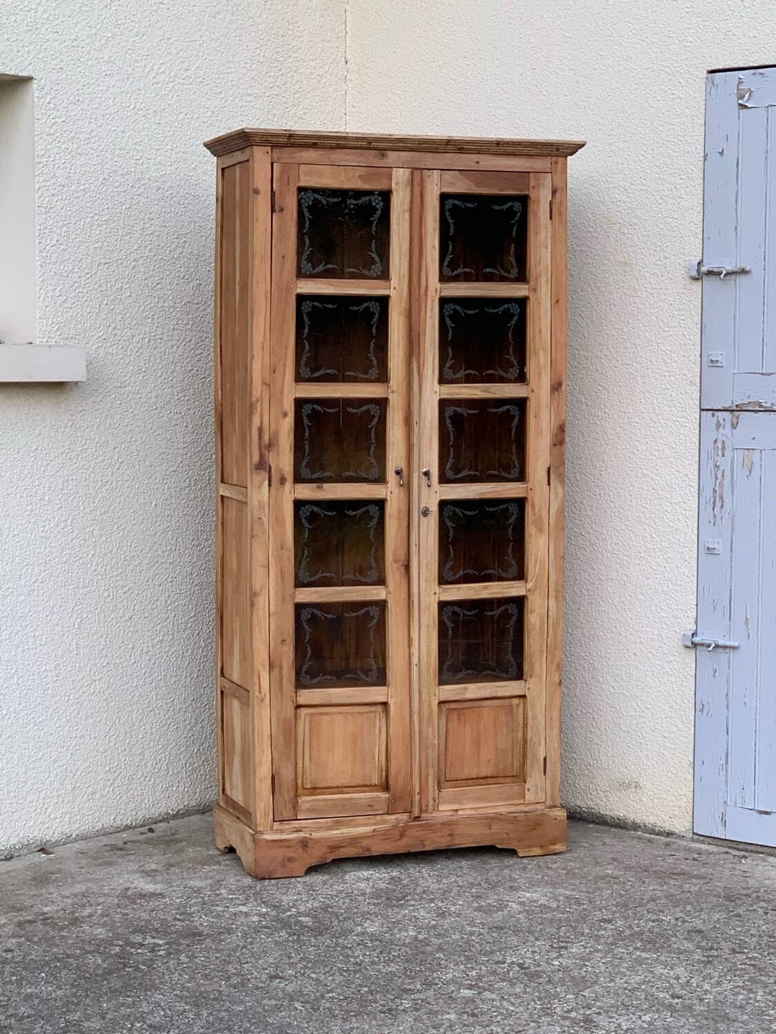Parisian wardrobe in raw wood with engraved glass from 1920.