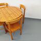 Suite d’une table ronde avec rallonge et 4 chaises vintage en pin des années 60 70
