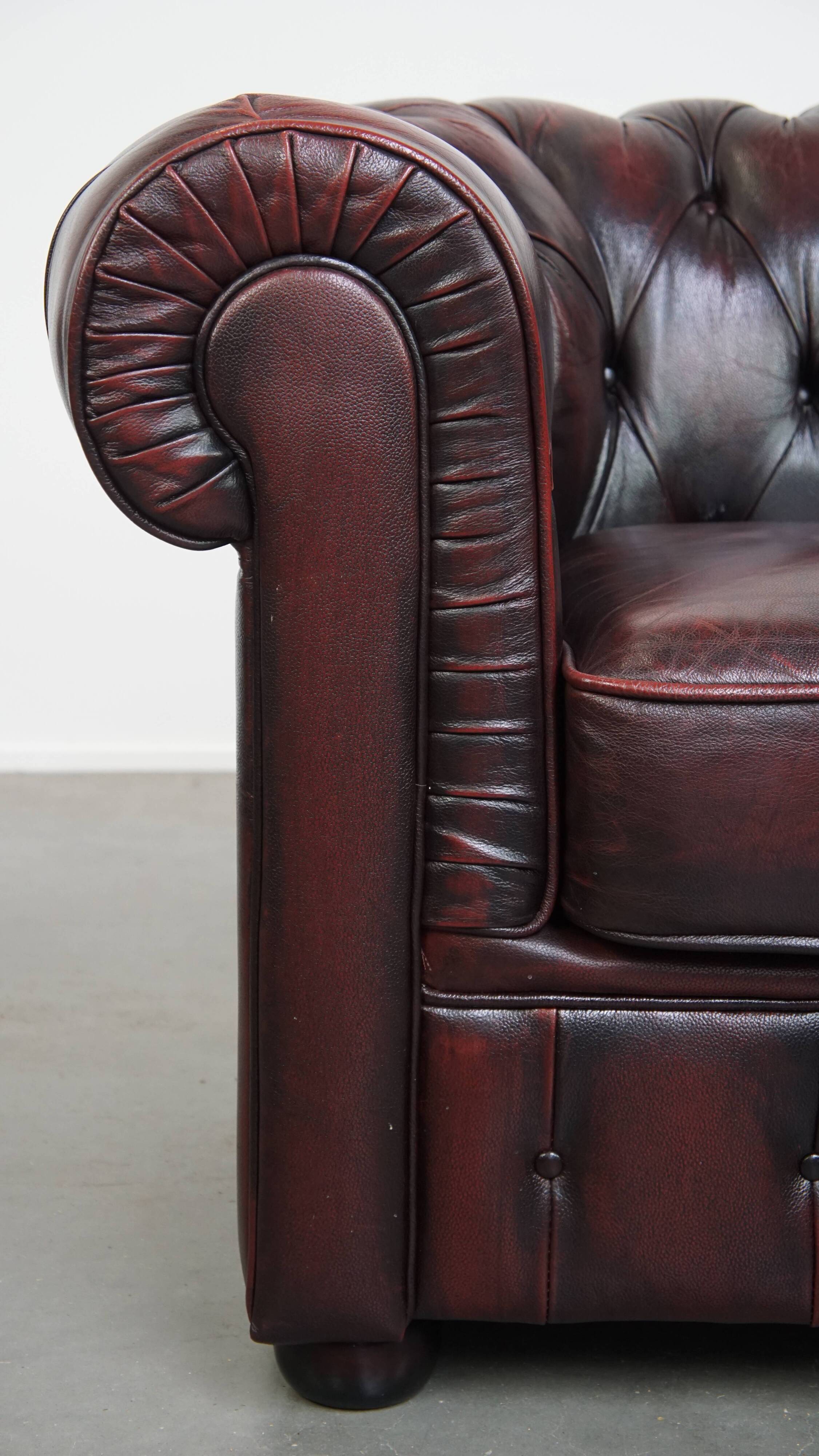Grand fauteuil club Chesterfield en cuir de vachette rouge foncé