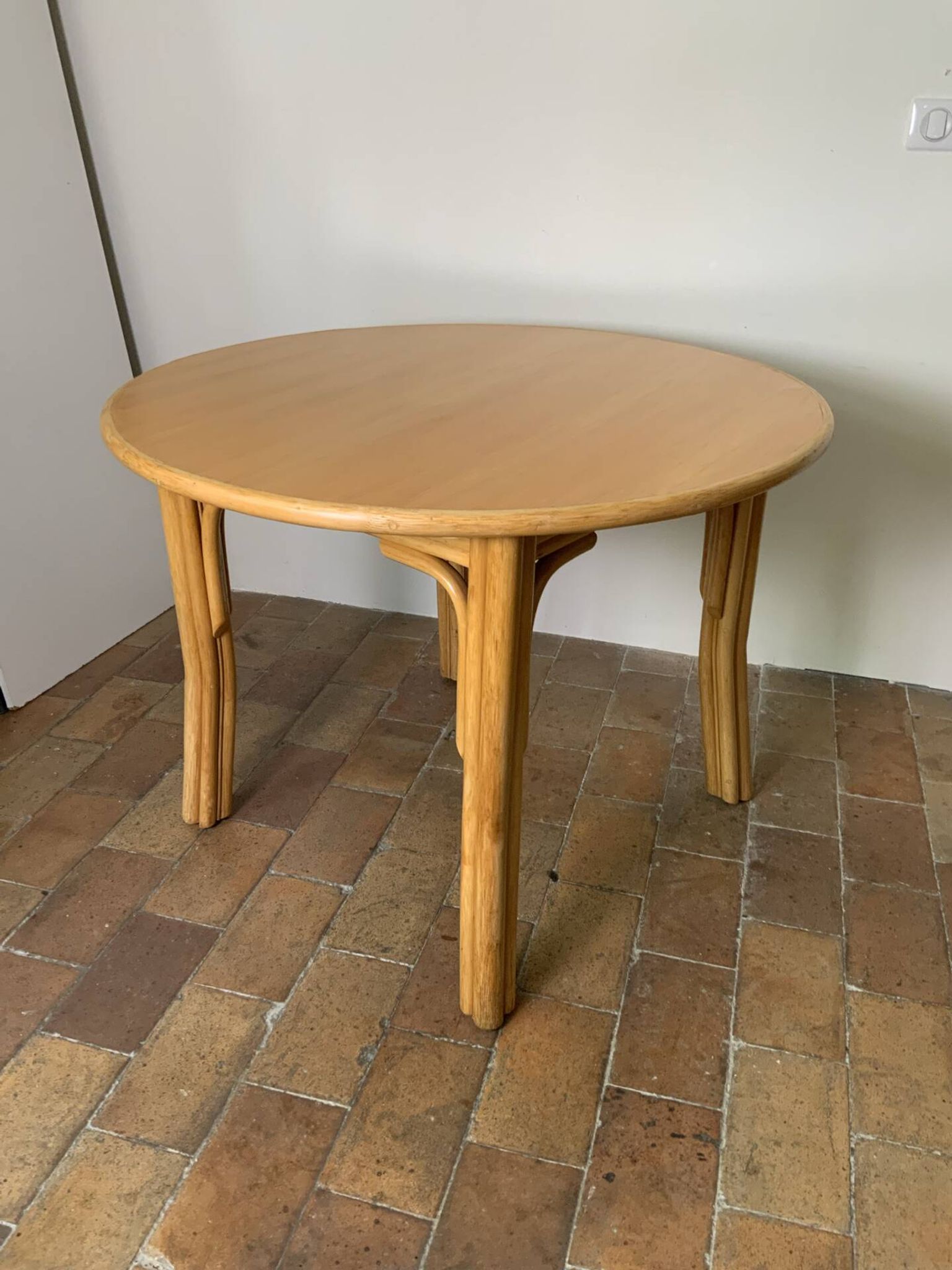 Round dining table