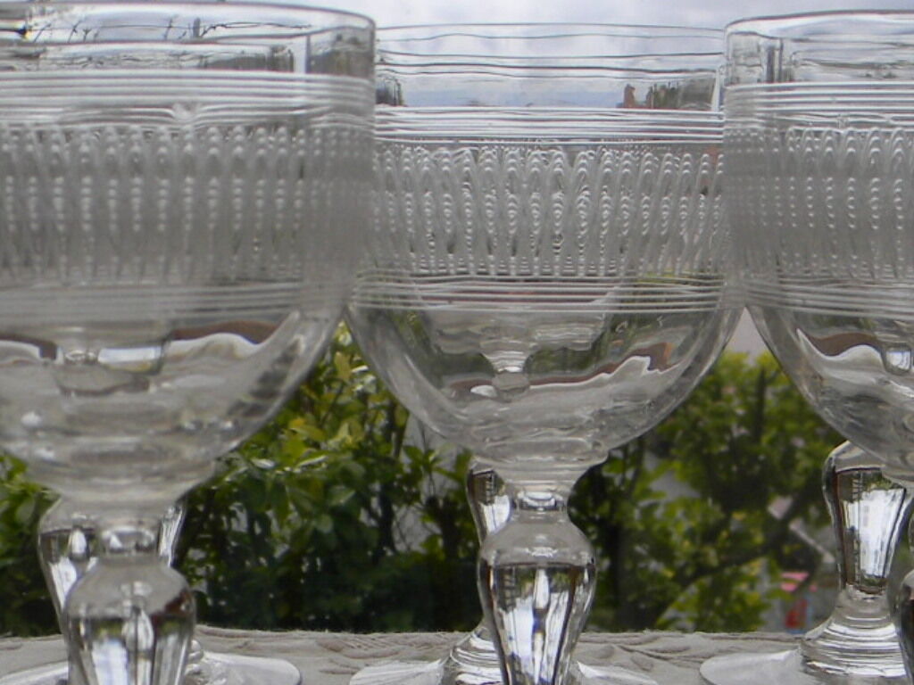 Lot de 8 verres anciens à vin blanc ou apéritif en cristal  gravé.