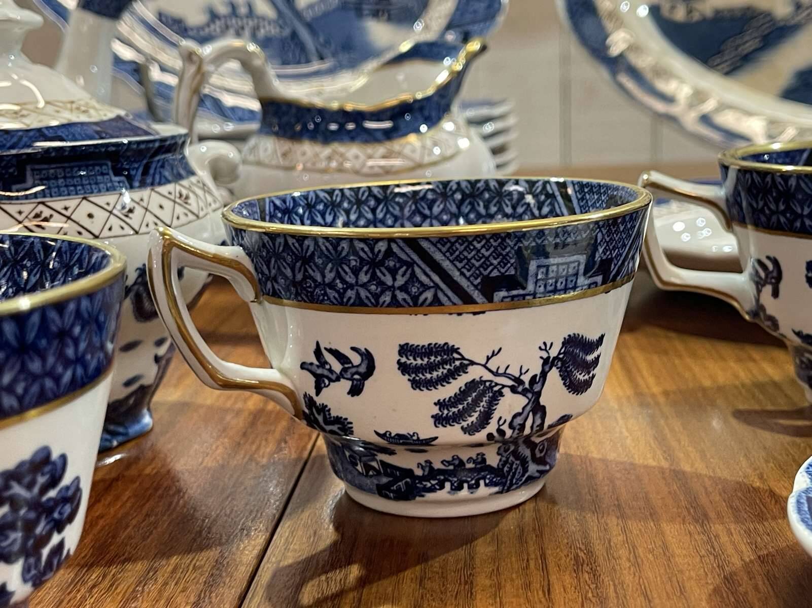 REAL OLD WILLOW English Porcelain Dinner Service - 27 pieces