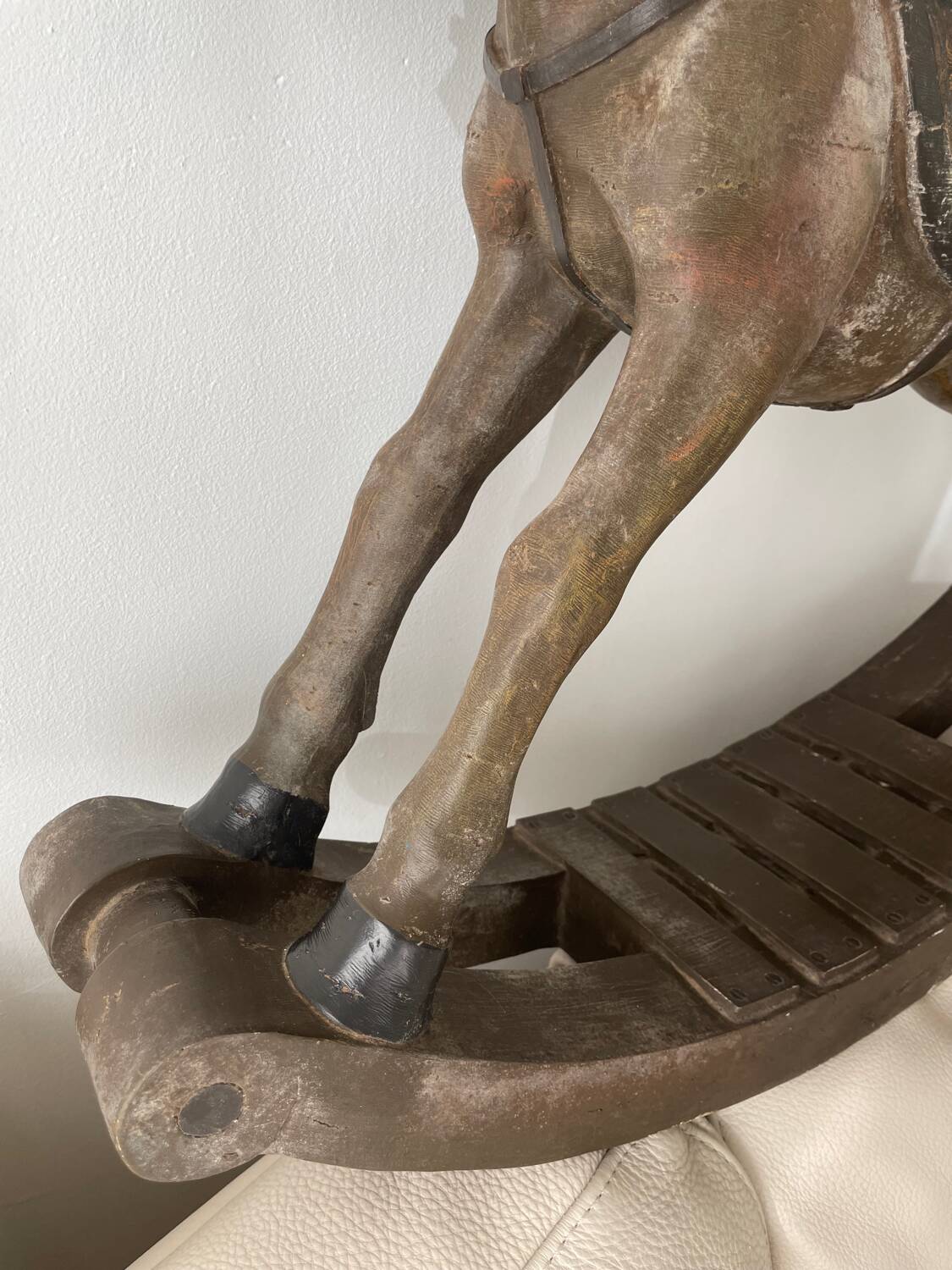 Cheval à bascule antique