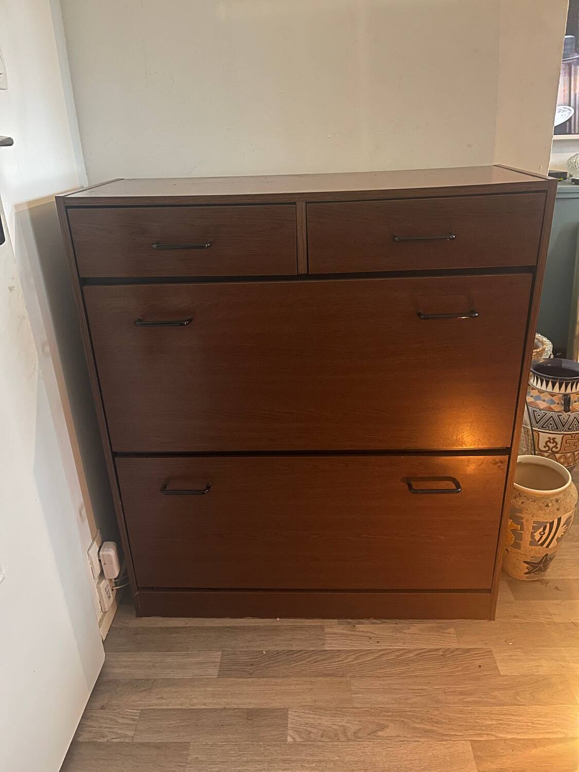 Shoe cabinet