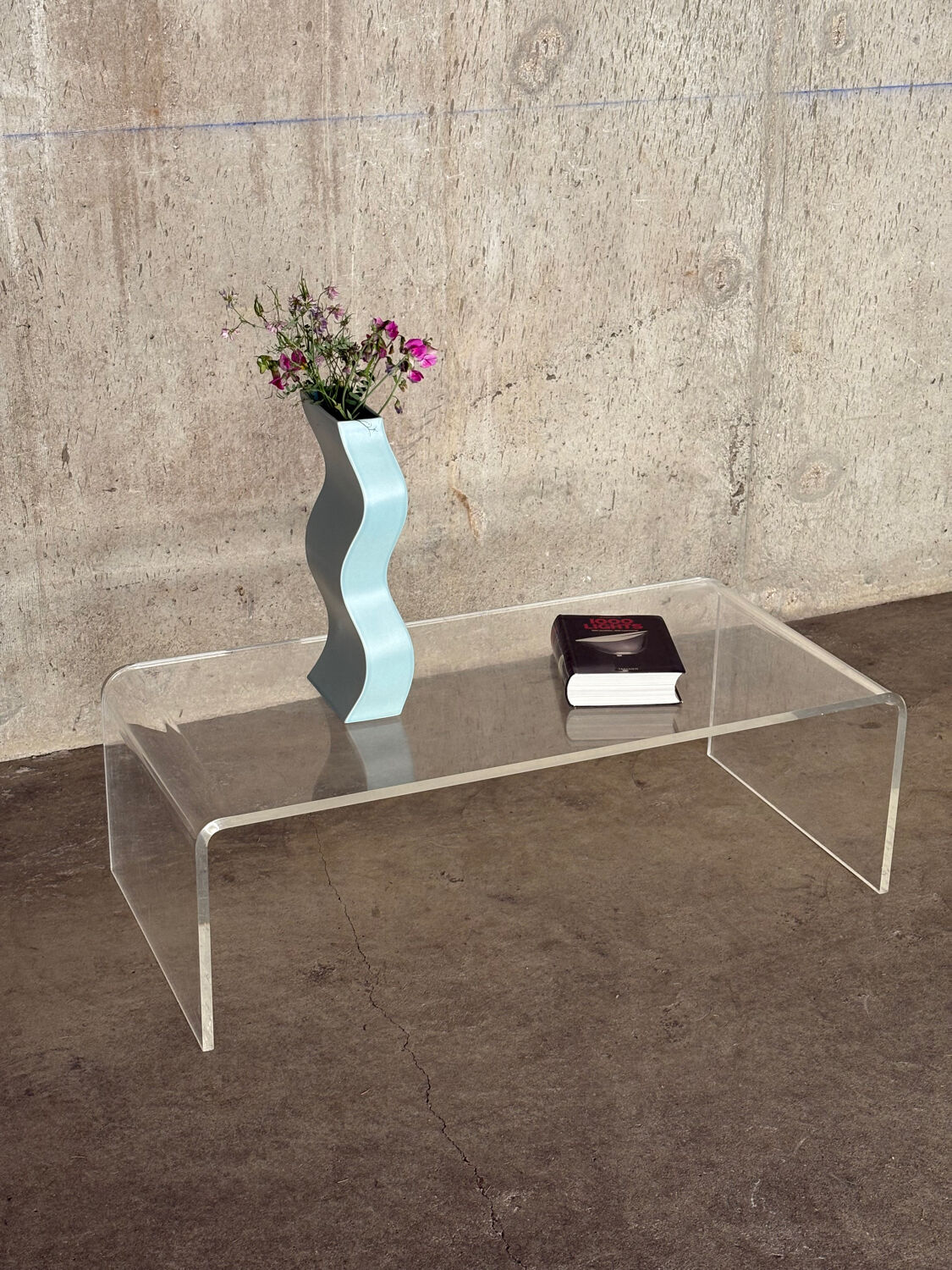 Vintage coffee table in curved transparent plexiglass – 70s/80s