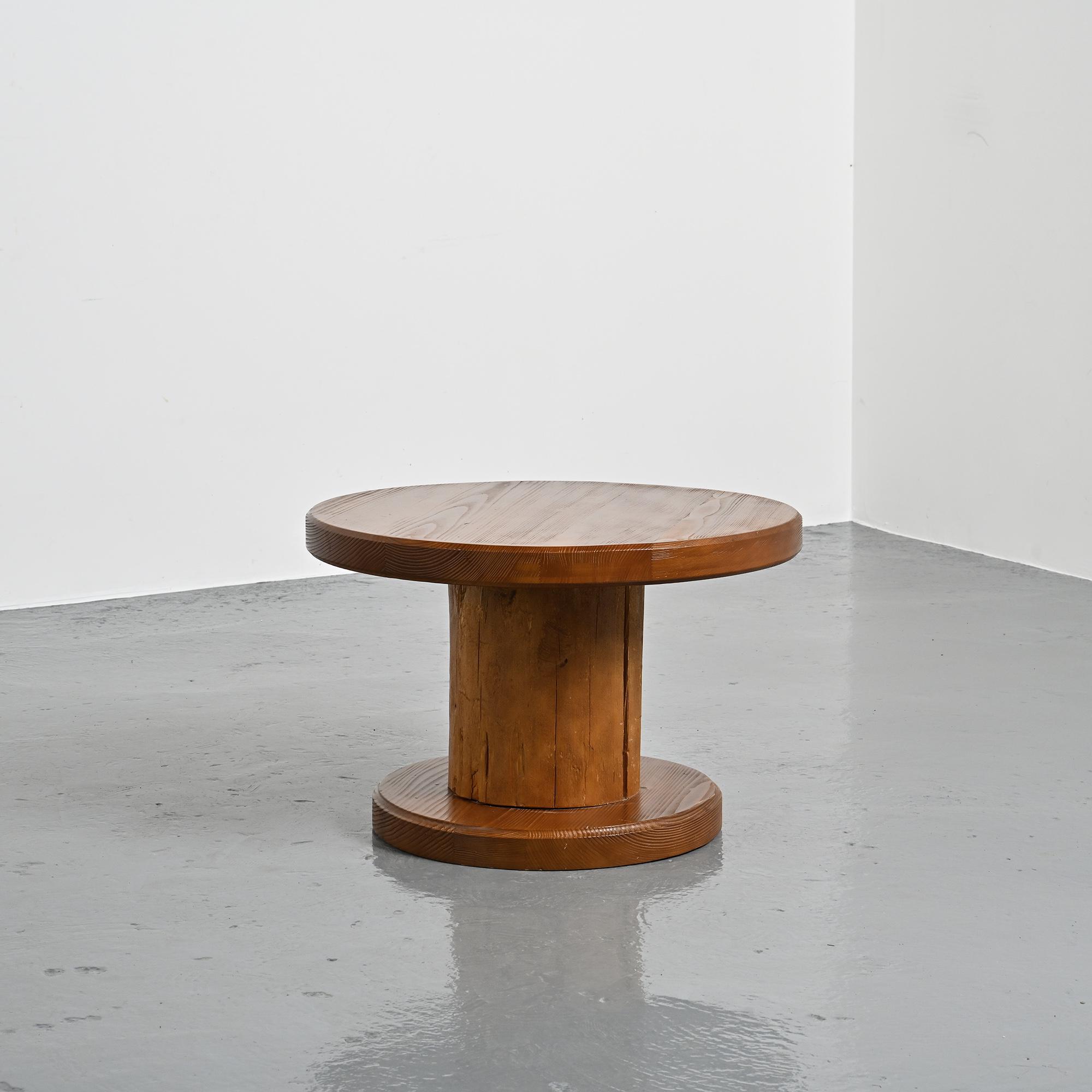 Circular coffee table, popular art 1960