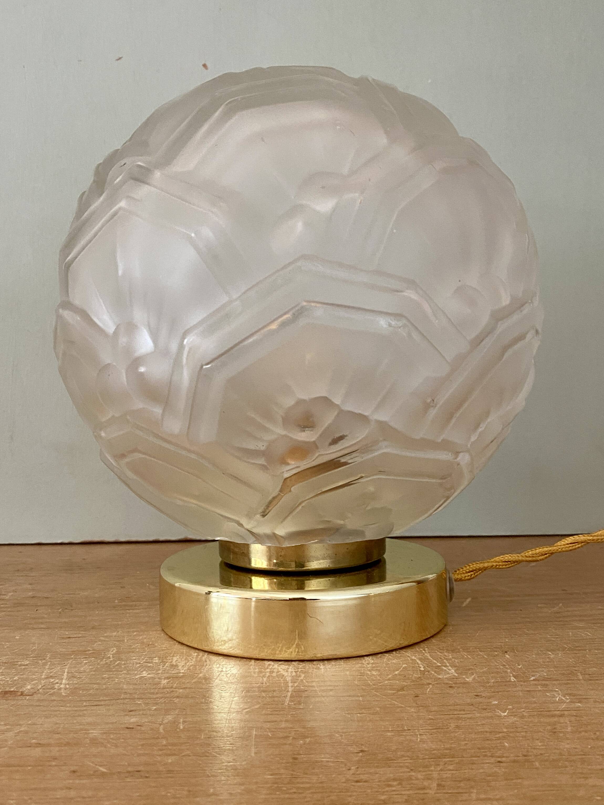 Vintage art deco globe table lamp in frosted glass