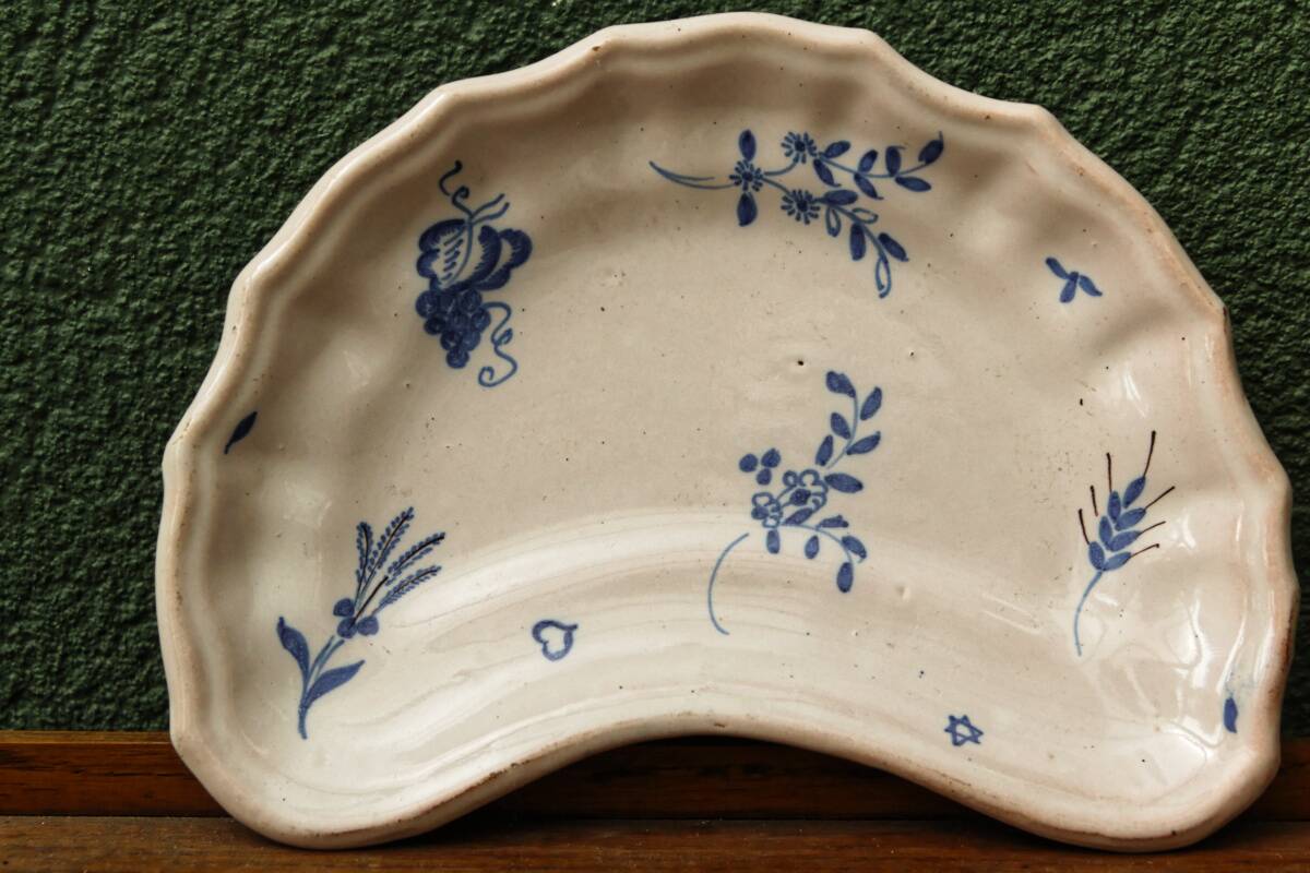 Martres Tolosane earthenware beard dish, 19th century