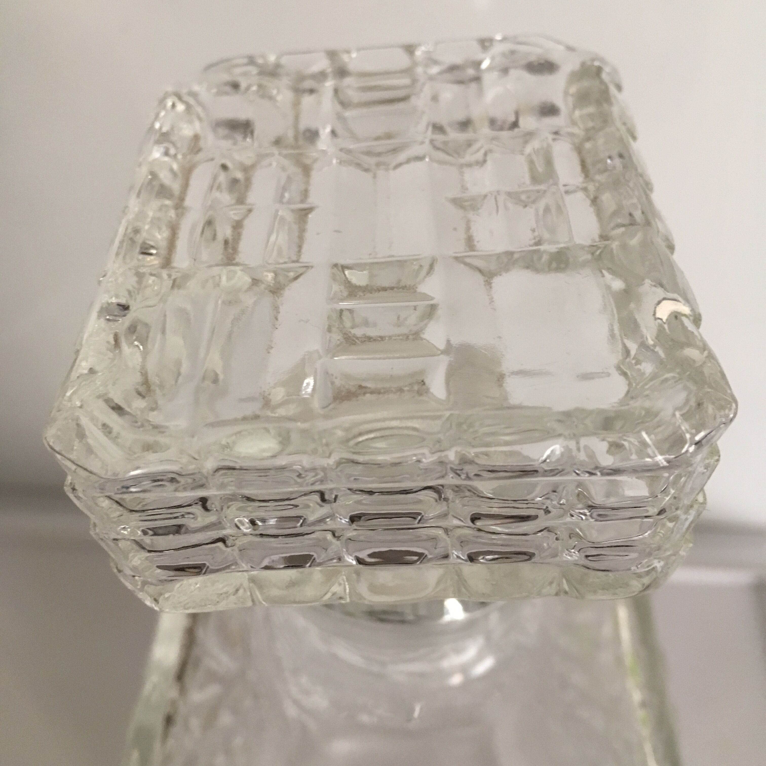 Bouteille de whisky en verre ciselé
