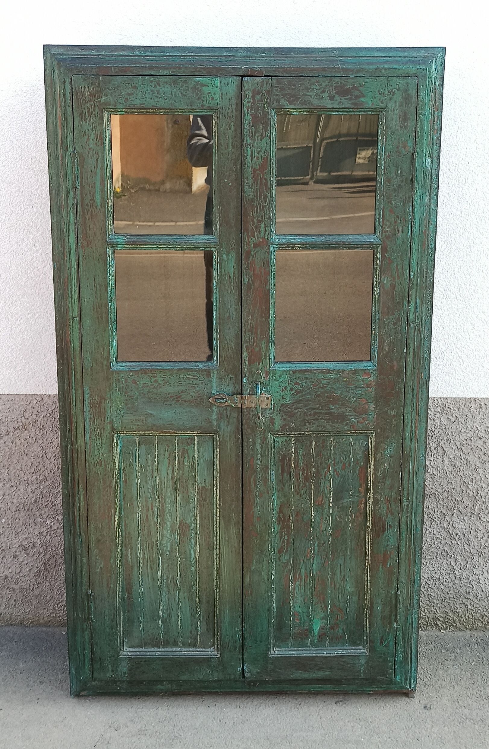 Armoire verte ancienne en bois avec portes vitrées Selency