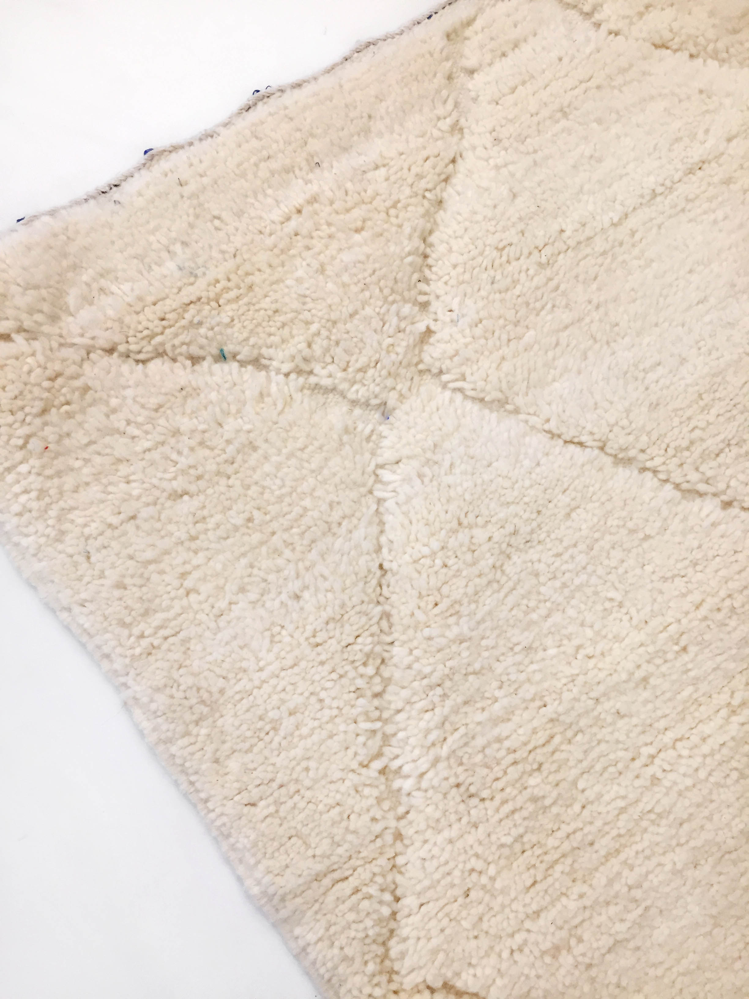 Moroccan Berber carpet blessed ouarain ecru plain with engraved diamonds 167x105cm