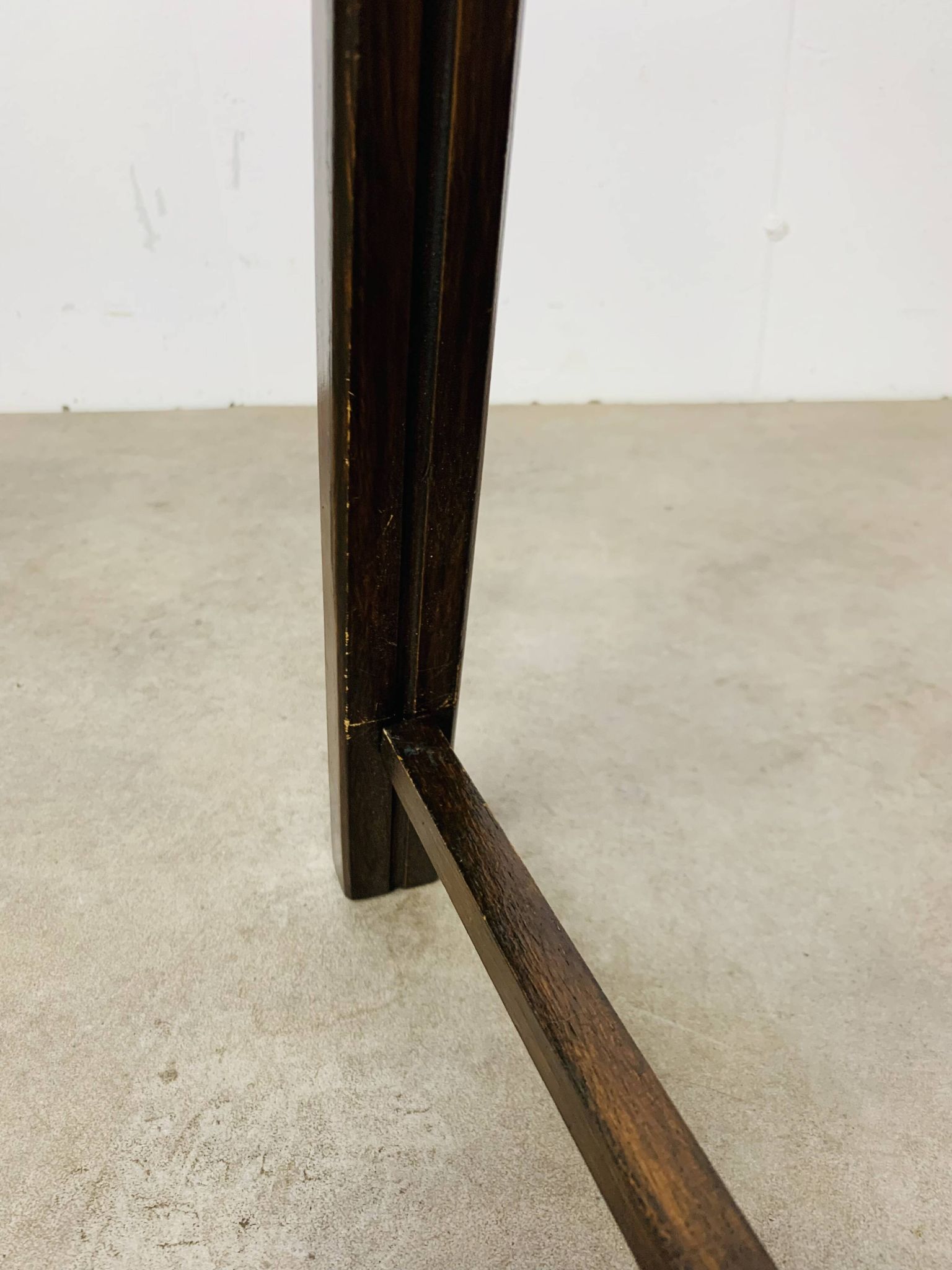 Table d’appoint en bois et verre, Italie, années 60, guéridon