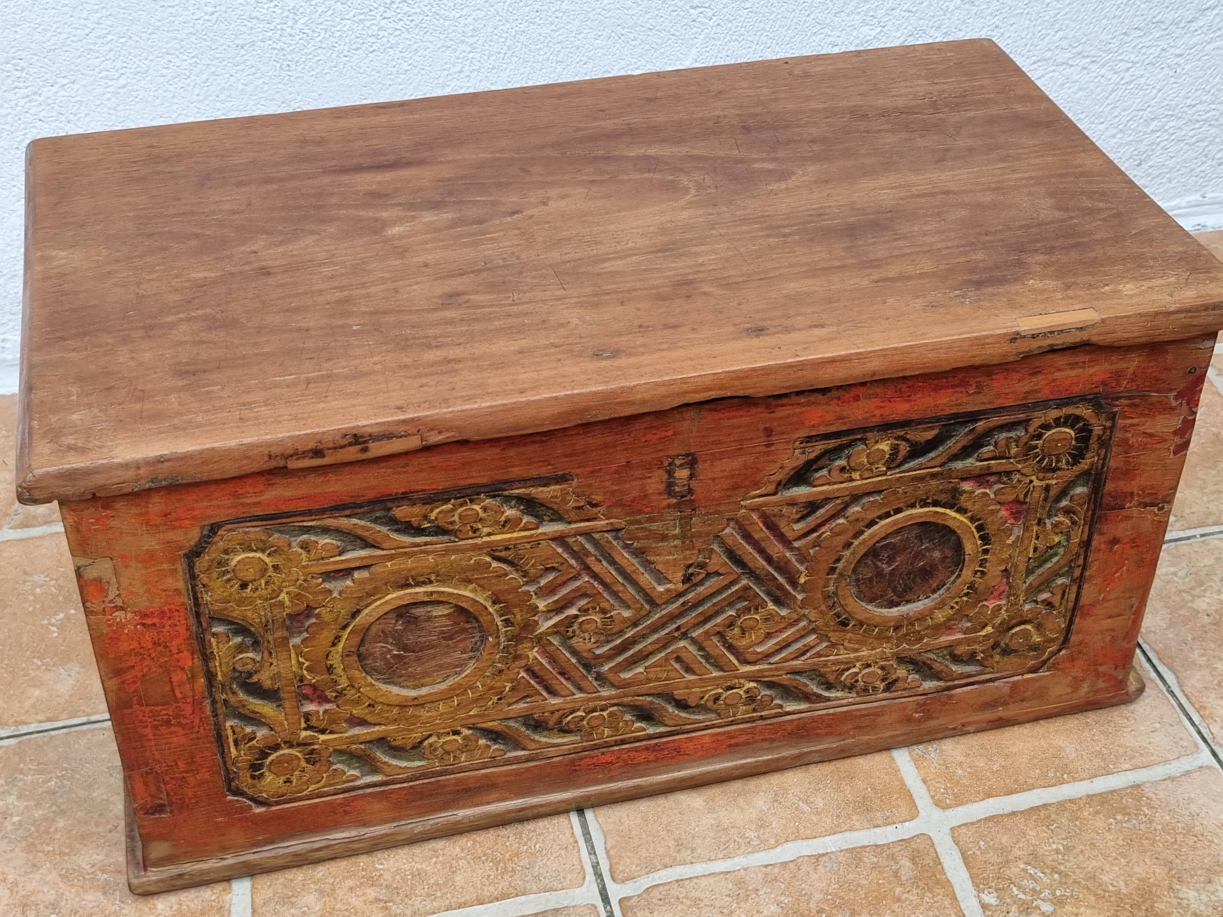 Coffre de rangement balinais en teck sculpté polychome à motifs floraux, ancien, 58 cm