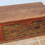 Coffre de rangement balinais en teck sculpté polychome à motifs floraux, ancien, 58 cm