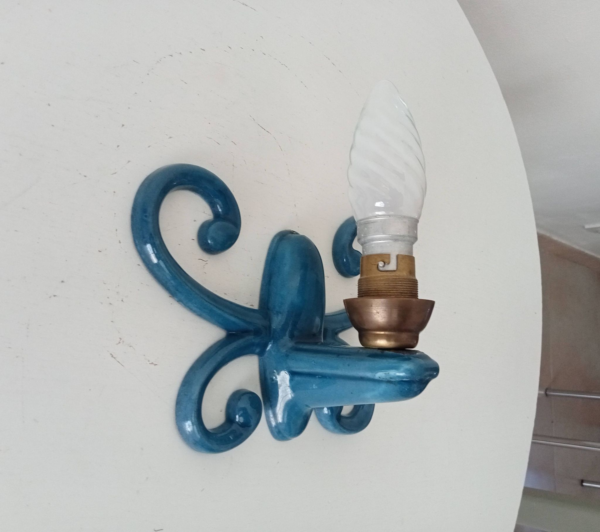 Antique wall light in enamelled cast iron.