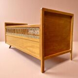 Lit vintage pour enfant - en rotin et bois - 1960