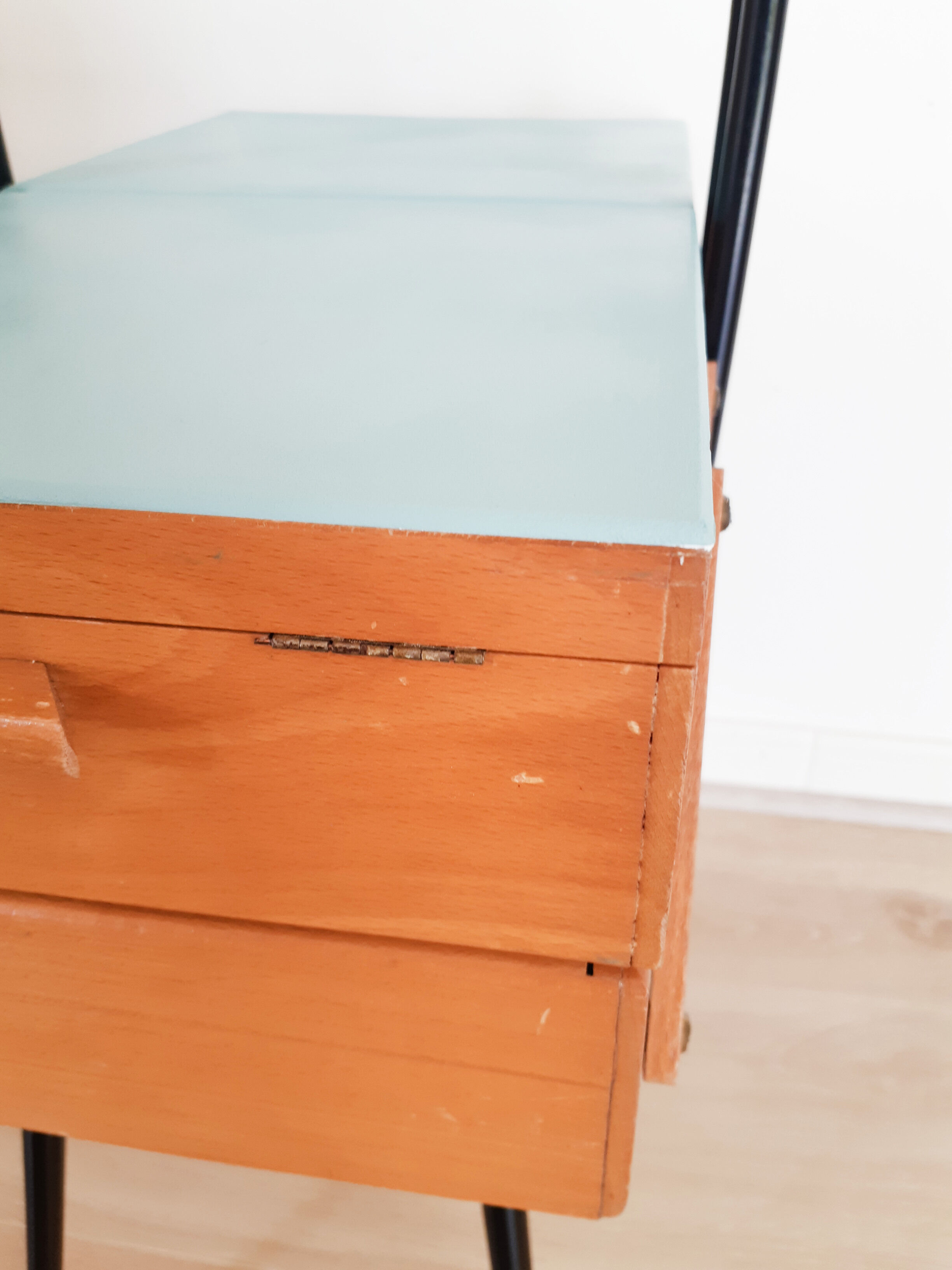 Travailleuse en bois et métal