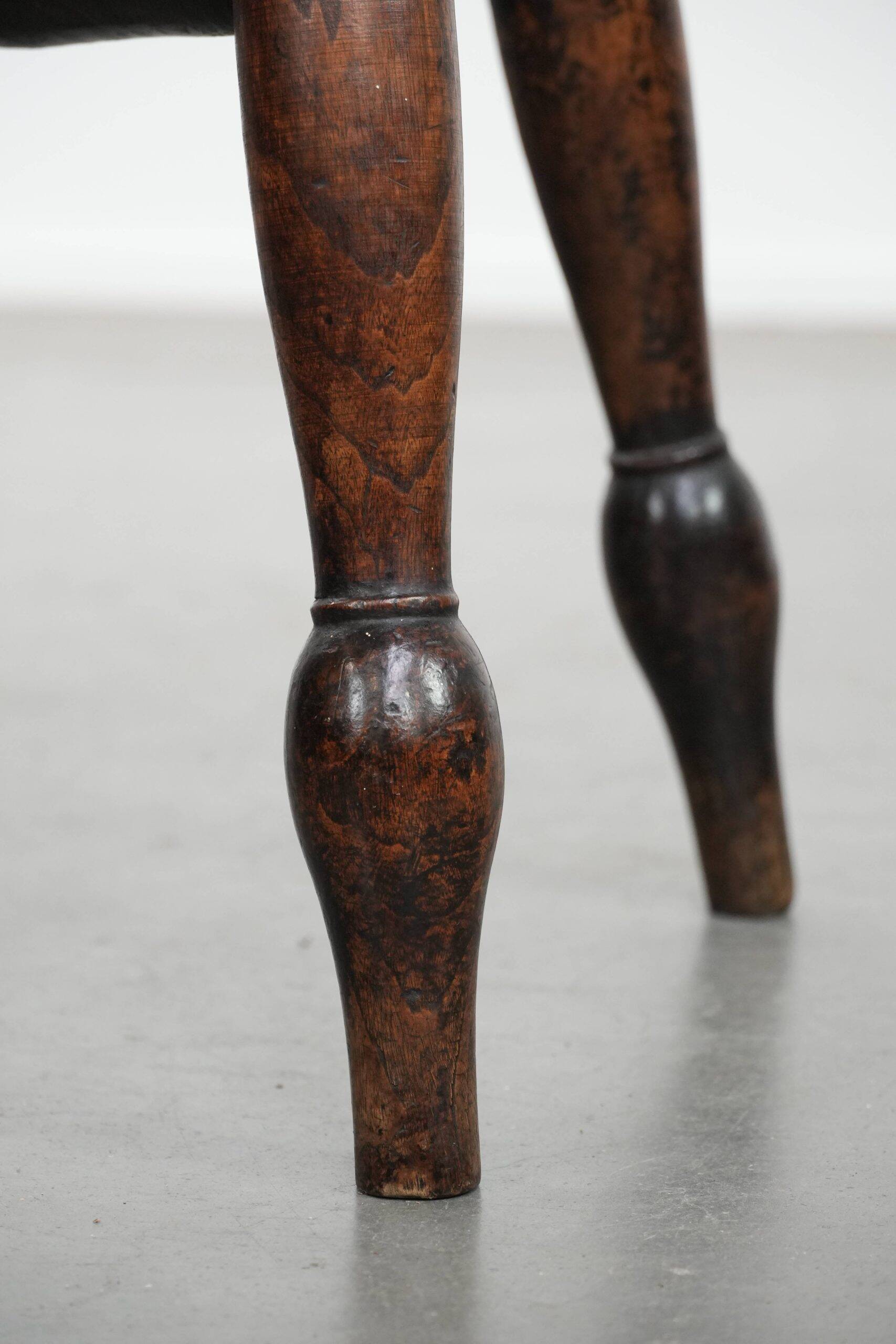 Tabouret Windsor anglais ancien du XVIIIe siècle avec une superbe patine.