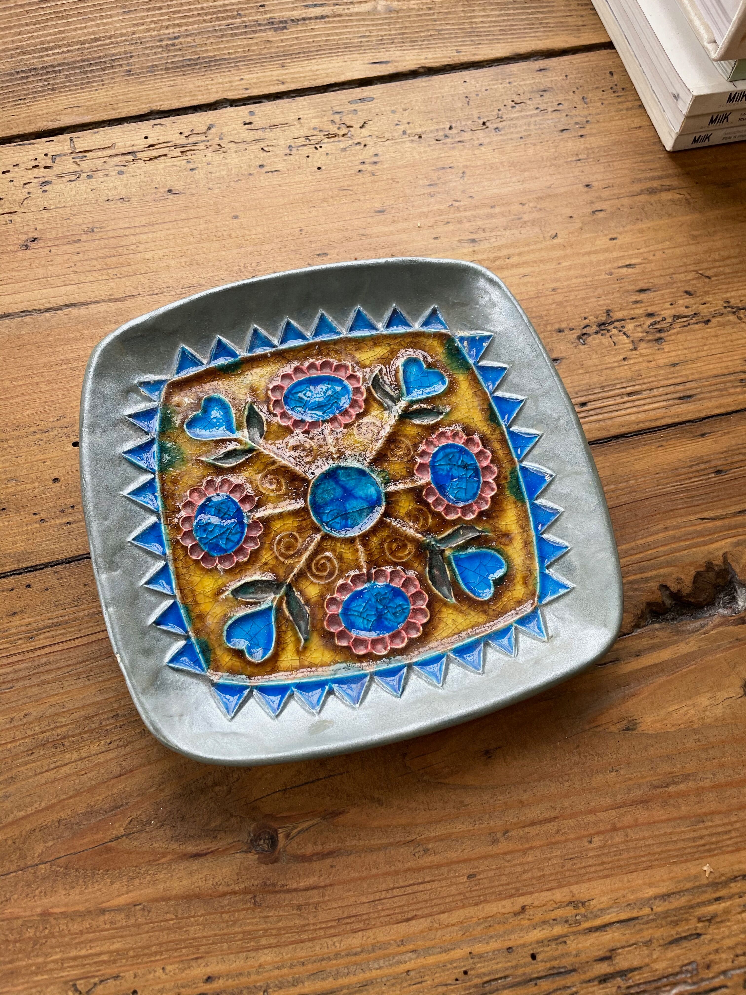 Empty flat cup flower pocket
