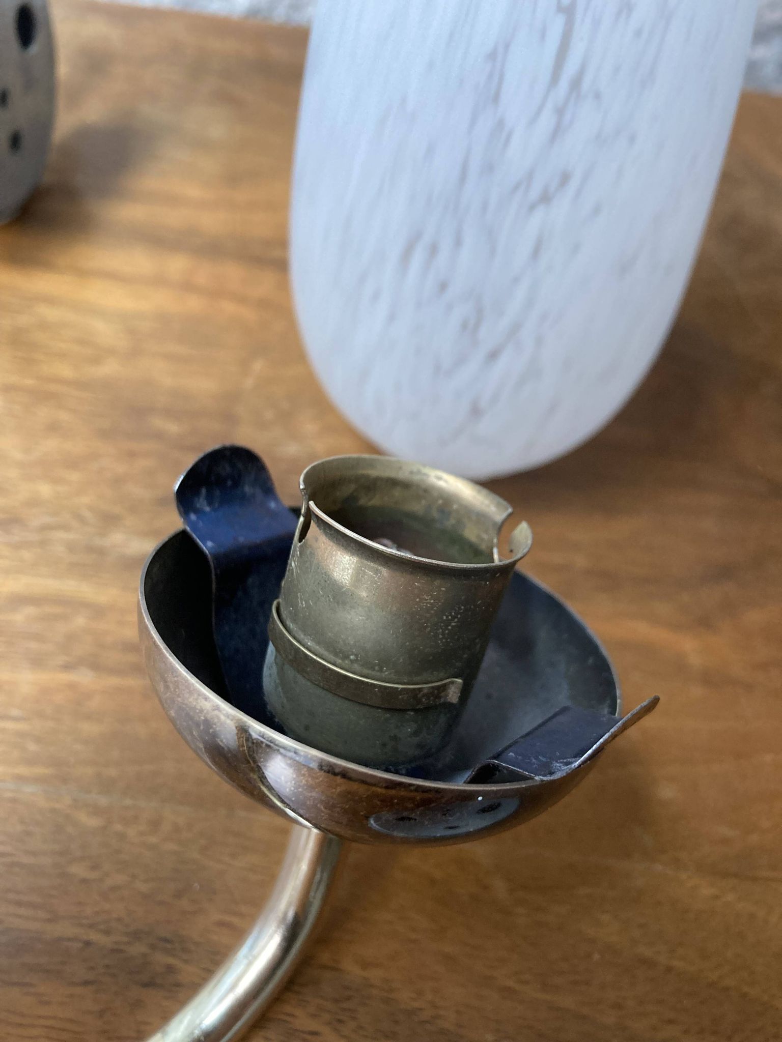 Paire d'appliques dorées et globe moucheté années 50