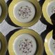 Lot de 19 grandes assiettes plates vintage jaunes fleurs roses liseré doré