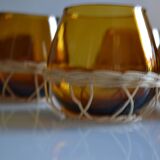Set of 8 amber glasses & vintage rattan 1970