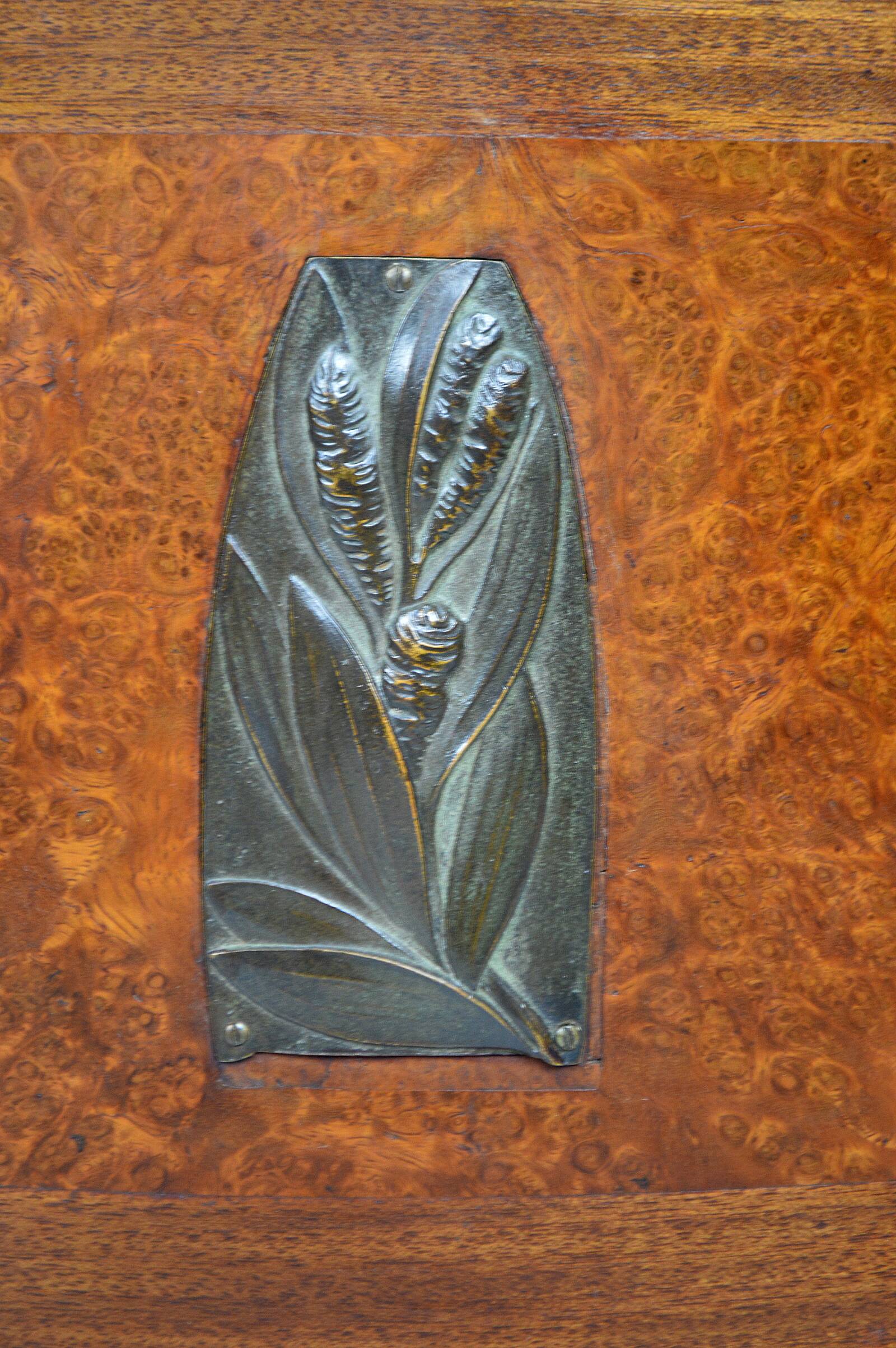 Paire de chevets Art Déco demi-lune en acajou vers 1925