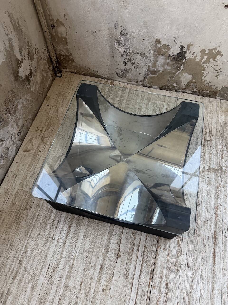Table basse socle moulé et chrome, années 70
