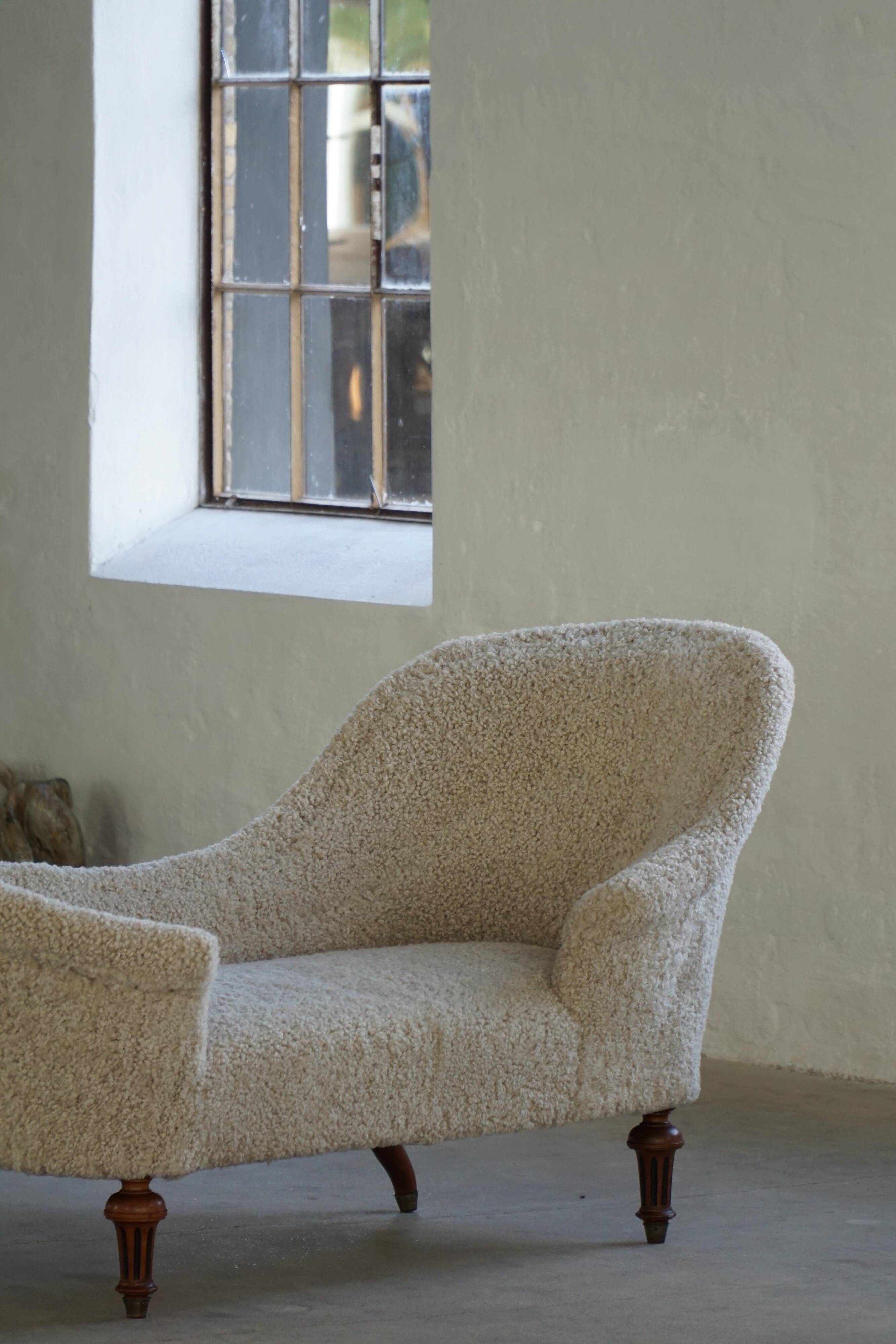 Antique Danish sculptural chaise longue from the 19th century, reupholstered in lambswool.