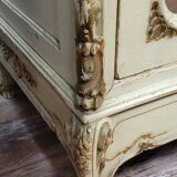 Armoire Vénitienne style Louis XV baroque estampillée en bois laqué et doré