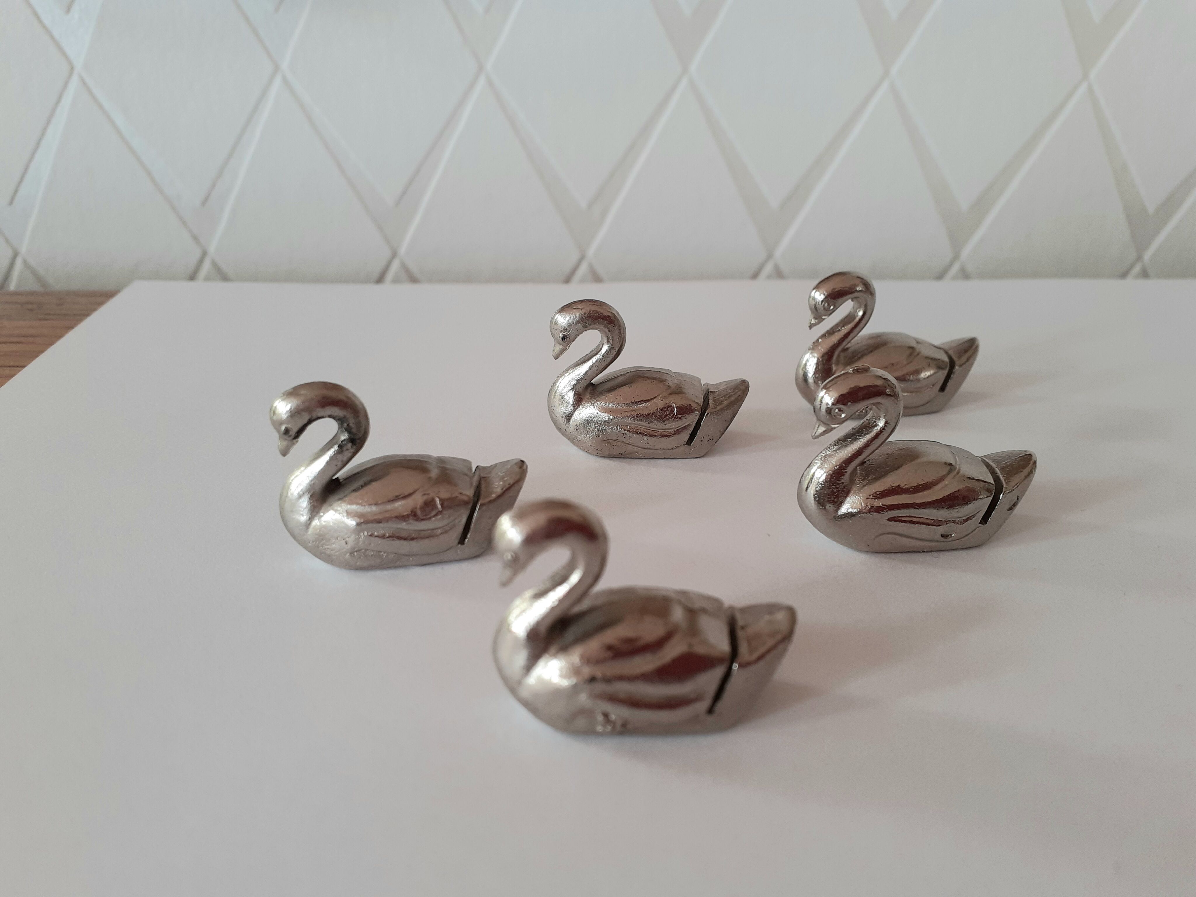 Set of 12 place-marked swans with names