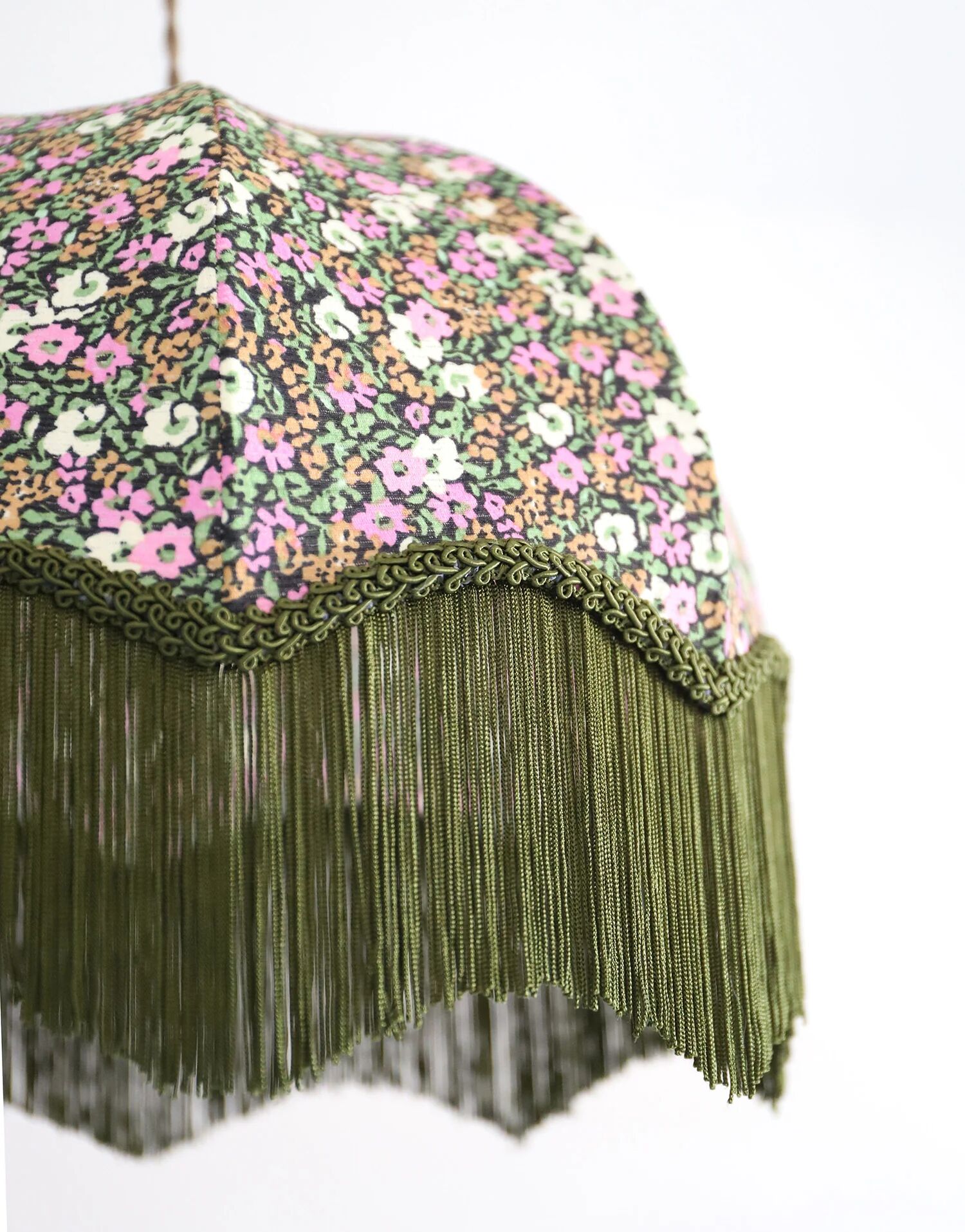 Suspension vintage recyclée à franges — forme dôme et motif fleuri
