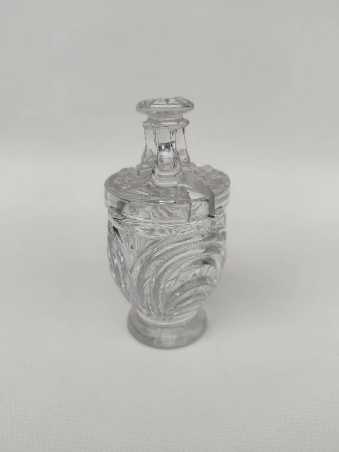 Moulded crystal mustard pot, first part of the 20th century.