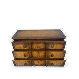 Commode italienne en placage et bois massif de noyer, années 1940-1950