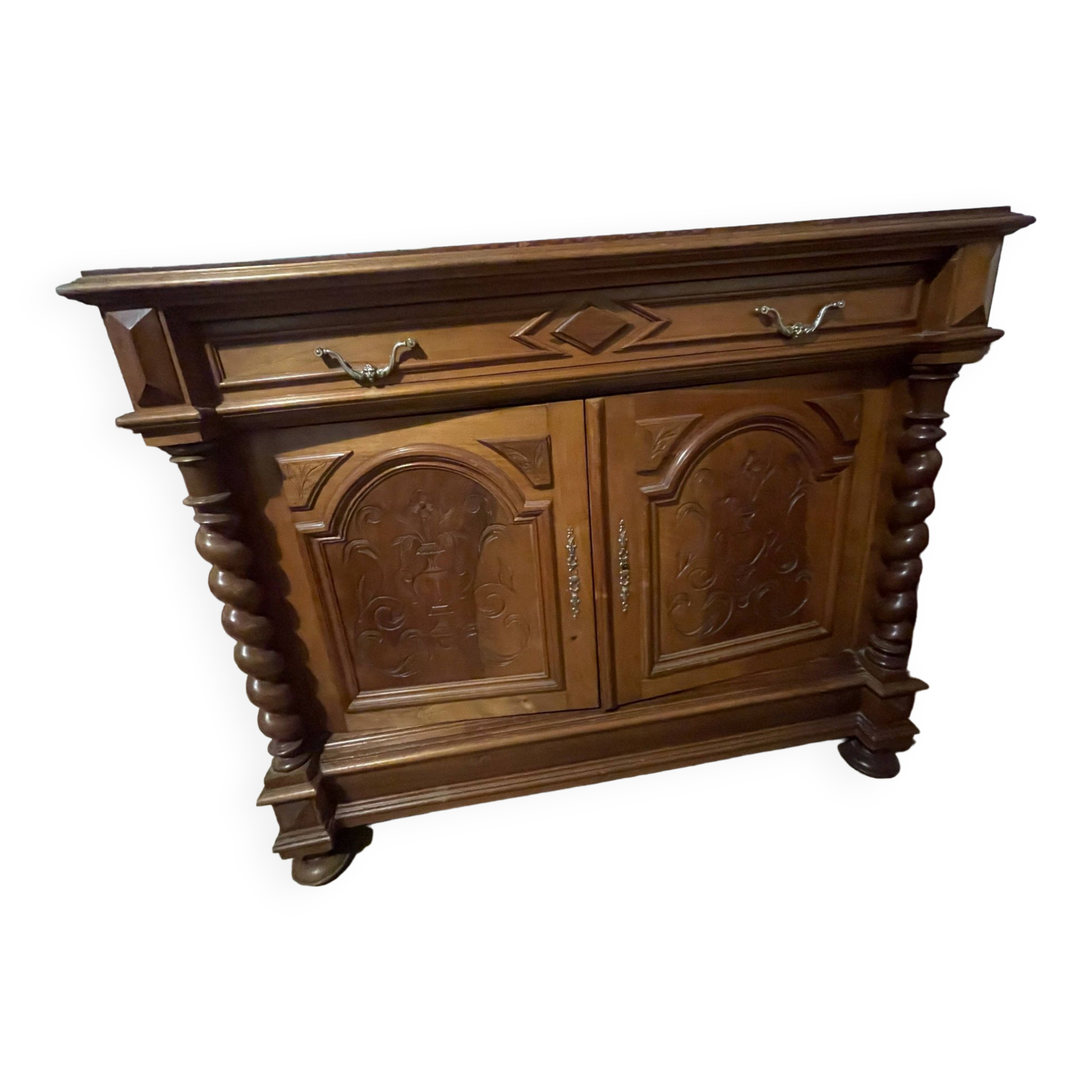 Classic chest of drawers