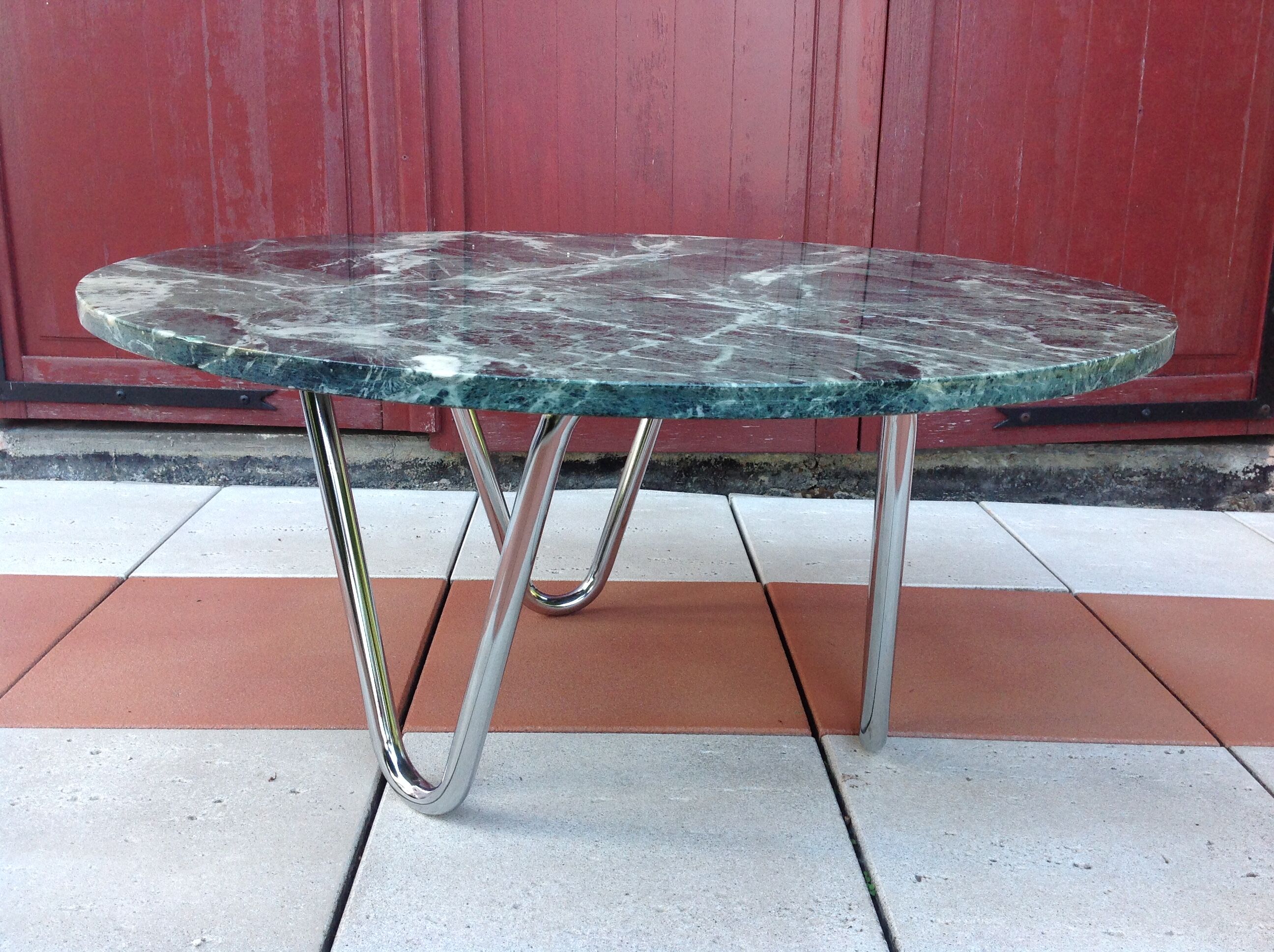 Round coffee table in green marble and chrome / vintage base 60s-70s