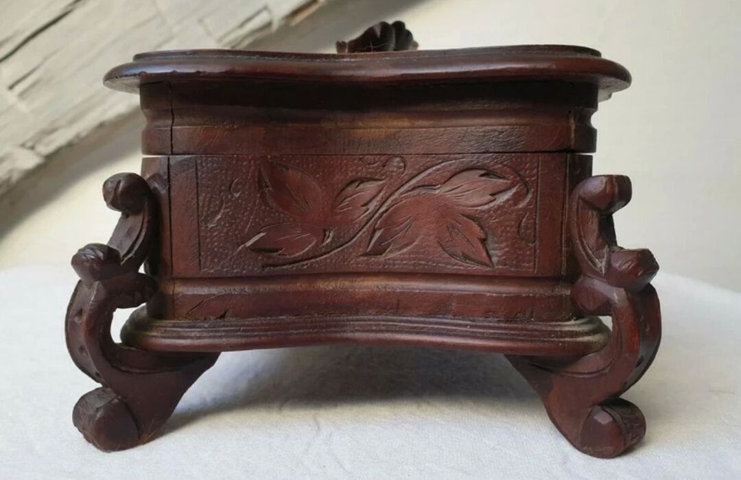 Ancienne boîte à bijoux en bois de la forêt noire