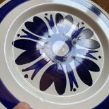6 white vintage plates with blue flowers