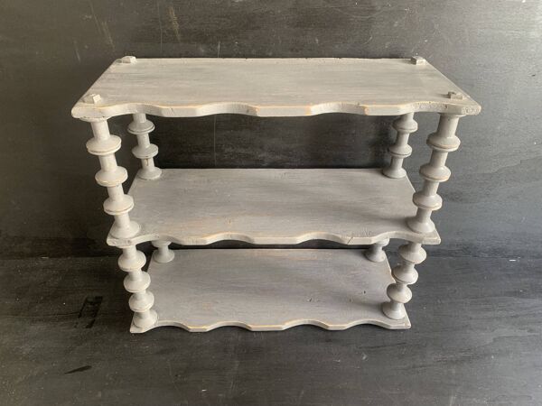 Étagère murale ancienne en bois gris – Modèle “bobine” vers 1910