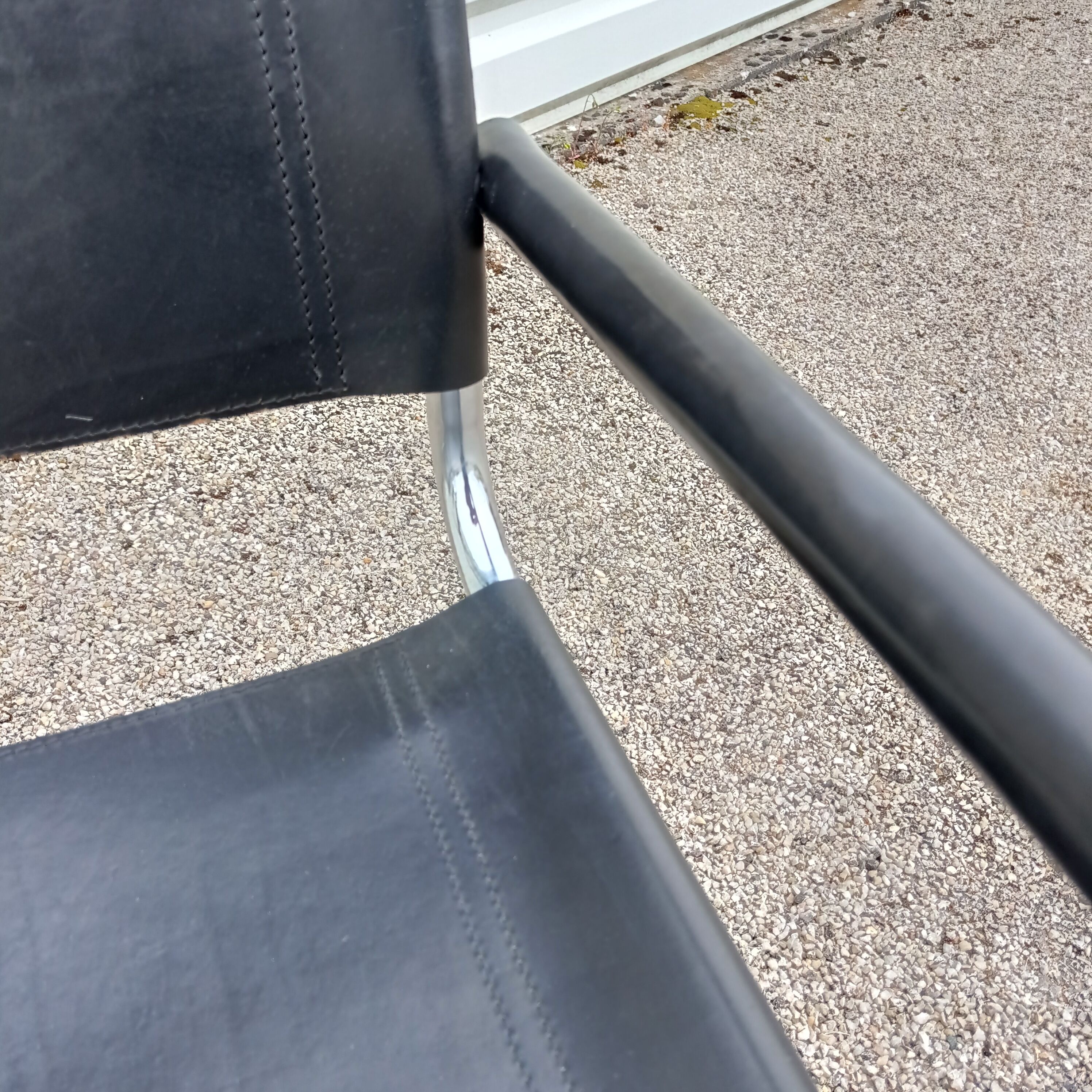 Paire de fauteuils Cantilever en cuir noir